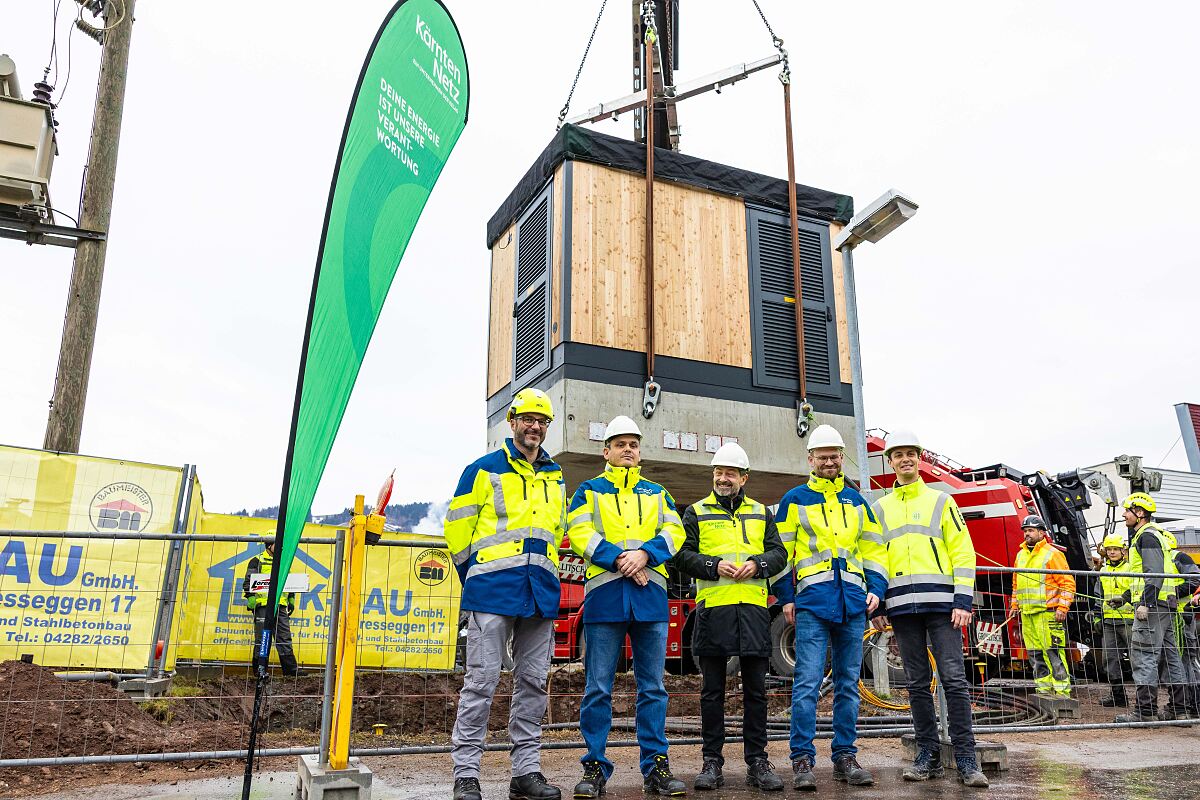 20251203_Kärnten Netz Anlieferung Holz-Trafostation in Kötschach